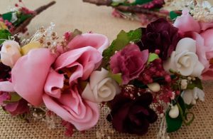 Diadema flores rosa y granate